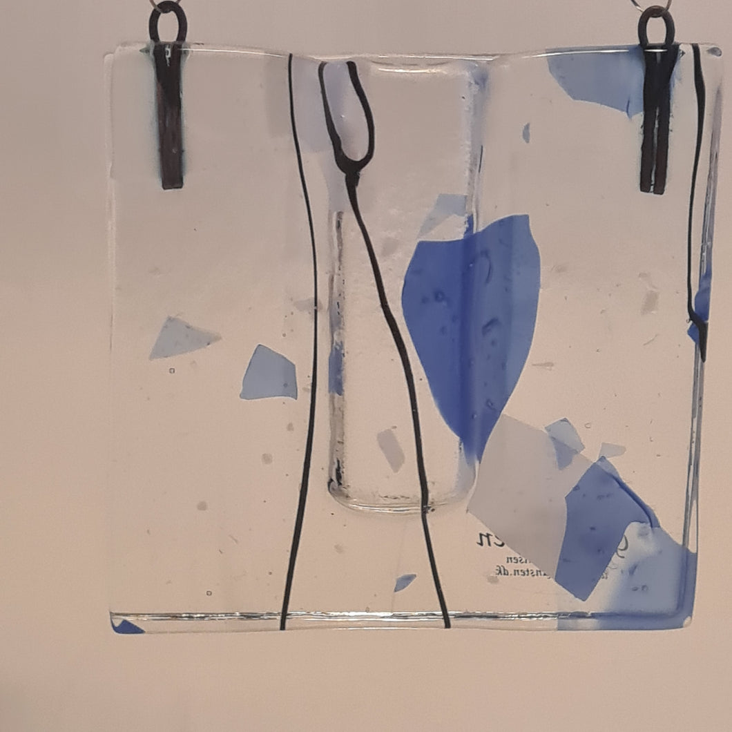 Hængevase i glas med blåt/hvidt/sort mønster.