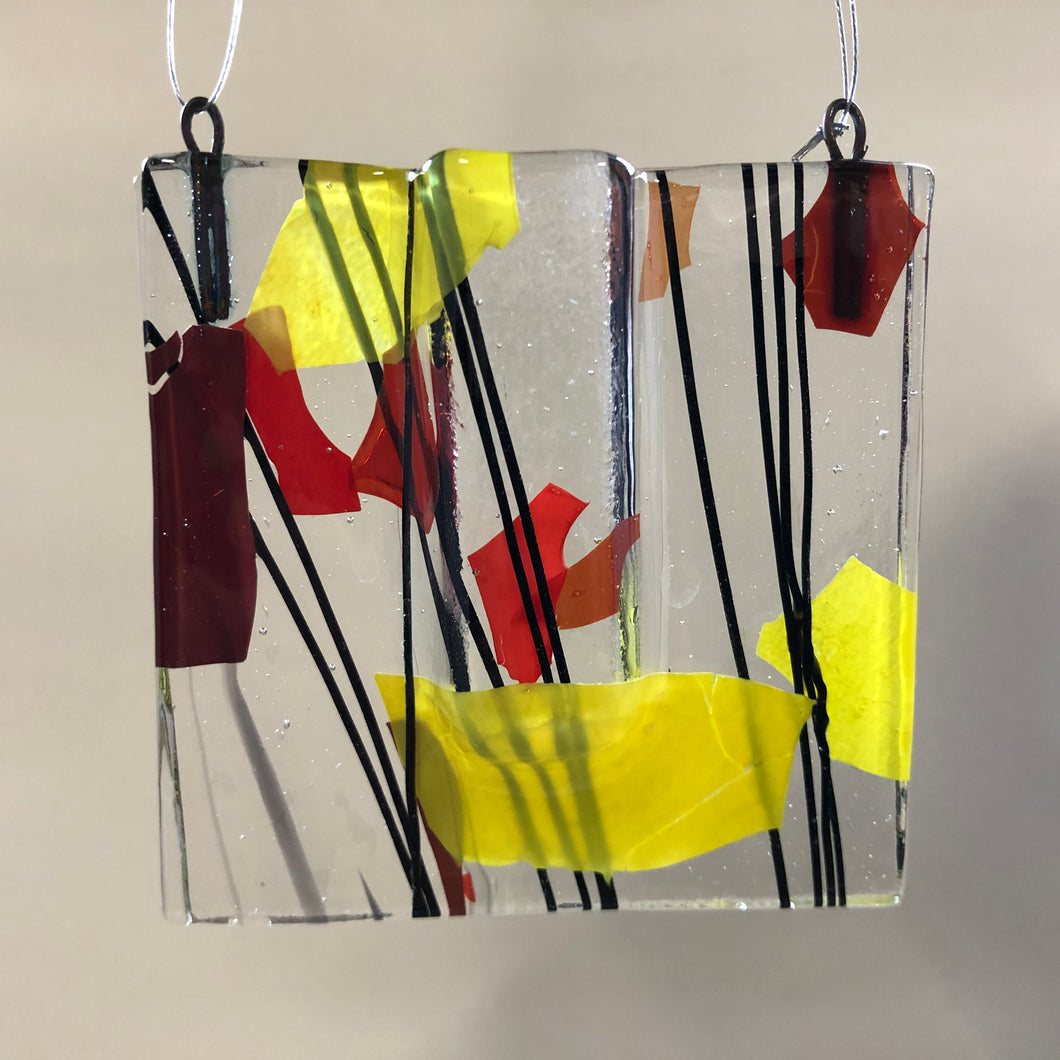 Hængevase i glas, gule og røde farver, med sorte striber
